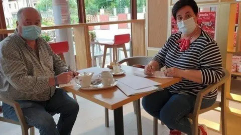 El presidente de la Asociaci&oacute;n para la Promoci&oacute;n y Desarrollo de los Valles Pasiegos y la secretaria de la Asociaci&oacute;n de Fabricantes de Sobaos y Quesadas