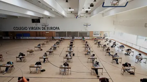 Alumnos de bachillerato del Colegio Virgen de Europa de Boadilla del Monte (Madrid) se enfrentan a los primeros ex&aacute;menes presenciales tras el par&oacute;n por el coronavirus en el polideportivo del centro