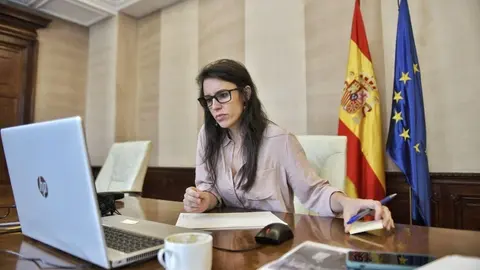 La minstra de Igualdad, Irene Montero, se re&uacute;ne con Malas Madres