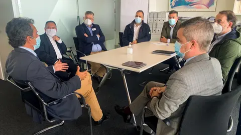 Reunion consejero de Industria, Francisco Martin, y consultores