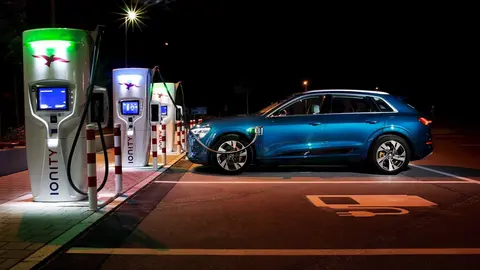 Imagen de un coche el&eacute;ctrico carg&aacute;ndosa. 