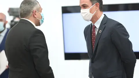 El presidente del Gobierno, Pedro S&aacute;nchez (d), mantiene una conversaci&oacute;n con el Secretario General de la Organizaci&oacute;n Mundial del Turismo, Zurab Pololikashvili, a su llegada a la presentaci&oacute;n del Plan de Impulso al Sector Tur&iacute;stico.