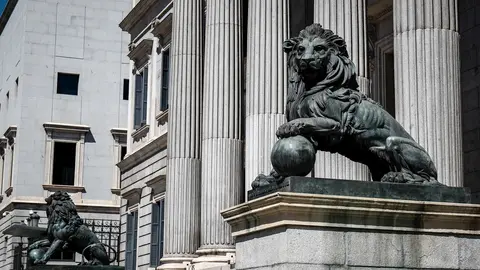 Fachada del Congreso de los Diputados de Madrid con sus emblem&aacute;ticos leones.