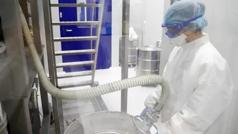 Imagen de archivo de un trabajador en un laboratorio.