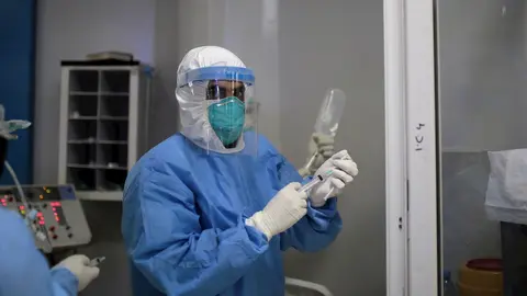 15 June 2020, Yemen, Sanaa: A&nbsp;medical worker wearing full protective gear prepares an injection for a patient in the intensive care unit of a hospital, where coronavirus (Covid-19) patients are treated. Photo: Hani Al-Ansi/dpa