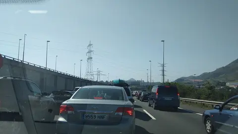 Tr&aacute;fici en la A-8, sentido Cantabria
