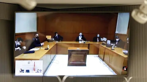 Vista de la pantalla con los acusados entre los que se encuentra el mayor de los Mossos, Josep Lluis Trapero durante el juicio celebrado por videoconferencia en la Audiencia Nacional este lunes tras el par&oacute;n por la COVID-19, que lo dej&oacute; "congelado" en su 