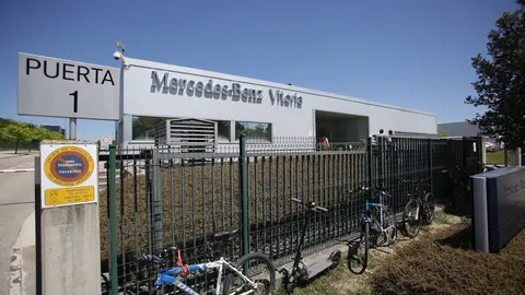 Fachada de la planta de Mercedes-Benz de Vitoria tras la reanudaci&oacute;n de la actividad de sus tres turnos de producci&oacute;n. En Vitoria (&Aacute;lava), a 18 de mayo de 2020.