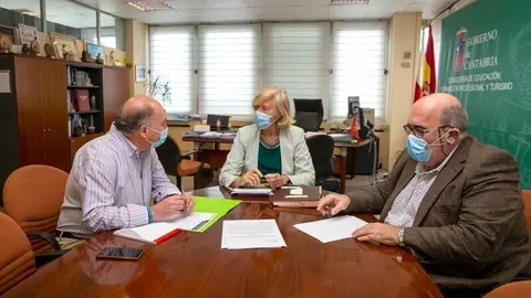 Imagen de la reuni&oacute;n entre la consejera y el alcalde celebrada en la Consejer&iacute;a de Educaci&oacute;n