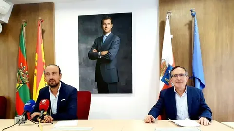 Javier L&oacute;pez Estrada y Jos&eacute; Manuel Cruz Viadero, alcalde y primer teniente de alcalde de Torrelavega