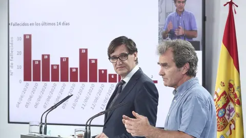 El ministro de Sanidad, Salvador Illa (i), y el director del CCAES, Fernando Sim&oacute;n, durante su intervenci&oacute;n en una rueda de prensa sobre la recogida y actualizaci&oacute;n de las series de datos epidemiol&oacute;gicos en Espa&ntilde;a, en Madrid (Espa&ntilde;a), a 19 de junio de 202