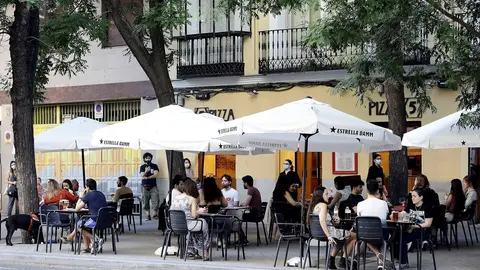 Terrazas en la Plaza de Olavide.