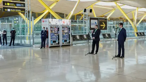 El ministro de Transportes, Movilidad y Agenda Urbana, Jos&eacute; Luis &Aacute;balos (i), y el ministro de Sanidad, Salvador Illa, atienden a los medios en su visita al Aeropuerto Adolfo Su&aacute;rez Madrid-Barajas