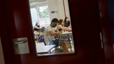Alumnos del colegio Alameda de Osuna de Madrid, preparando el examen de Selectividad este mes de junio con mascarillas y separados en el aula.