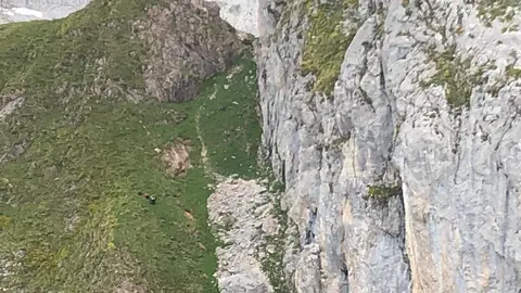 Senderistas enriscados en los Tornos de Liordes