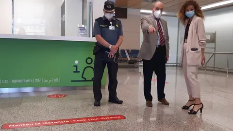 La delegada del Gobierno visita el aeropuerto para comprobar las medidas de seguridad