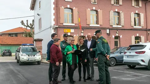 Los tres alcaldes y los responsables de la Guardia Civil durante una visita al Cuartel de Polanco
