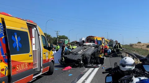 Efectivos del Samur-Protecci&oacute;n Civil y bomberos del Ayuntamiento de Madrid intervienen en una accidente de tr&aacute;fico en la A-4.