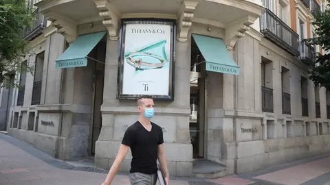 Un hombre pasa junto a la entrada de la tienda Tiffany de la calle Jos&eacute; Ortega y Gasset, 10 de Madrid. 
