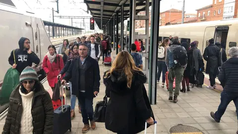 Transbordo de viajeros de los alvias entre Santander y Madrid en Palencia, por una aver&iacute;a
