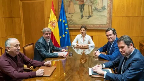 La ministra de Trabajo y Econom&iacute;a Social, Yolanda D&iacute;az; los secretarios generales de UGT y CCOO, Pepe &Aacute;lvarez y Unai Sordo; el presidente de CEOE, Antonio Garamendi, y el presidente de Cepyme, Gerardo Cuerva, en una imagen de archivo