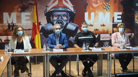 Los delegados del Gobierno en la visita a la UME