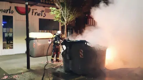 Incendio en un contenedor de la Avenida Concordia de madrugada