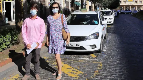 El concejal de Sanidad Borja Sainz y la presidenta de AECC Torrelavega, Ana Barca