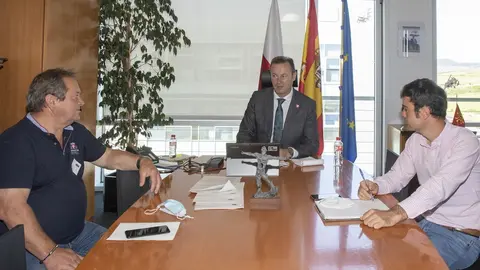 Reuni&oacute;n del consejero de Desarrollo Rural y el alcalde de Tudanca