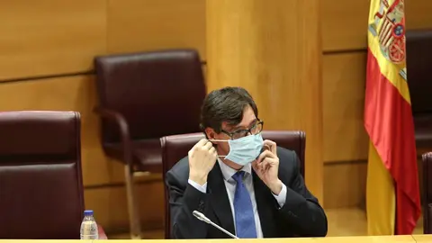 El ministro de Sanidad, Salvador Illa, se quita la mascarilla momentos antes de comparecer en el Senado en Comisi&oacute;n de Sanidad y Consumo, en Madrid (Espa&ntilde;a), a 23 de junio de 2020.