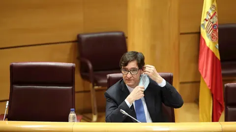 El ministro de Sanidad, Salvador Illa, se quita la mascarilla momentos antes de comparecer en el Senado en Comisi&oacute;n de Sanidad y Consumo, en Madrid (Espa&ntilde;a), a 23 de junio de 2020.