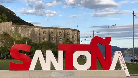 Emblema tur&iacute;stico de Santo&ntilde;a