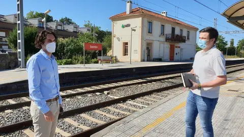 El alcalde de Astillero y el presidente de la Junta Vecinal de Guarnizo en la estaci&oacute;n