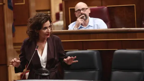 La portavoz y ministra de Hacienda, Mar&iacute;a Jes&uacute;s Montero, interviene  durante una sesi&oacute;n plenaria de control al Gobierno en el Congreso