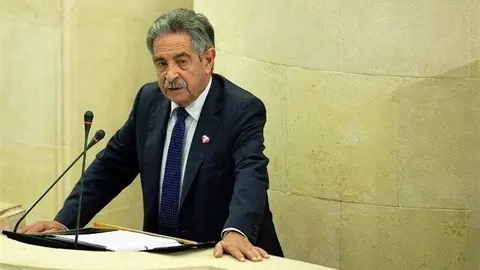 El presidente de Cantabria, Miguel &Aacute;ngel Revilla, interviene en el Pleno del Parlamento (archivo)