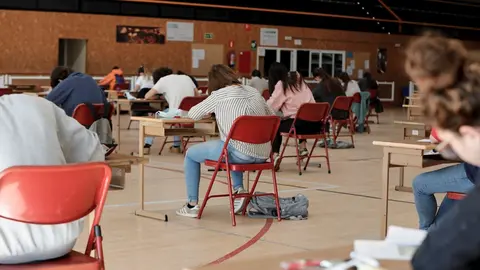 Alumnos de bachillerato del Colegio Virgen de Europa de Boadilla del Monte (Madrid), durante un examen en un pabell&oacute;n deportivo este mes de junio.
