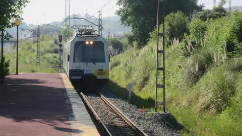 Tren llega a una estaci&oacute;n