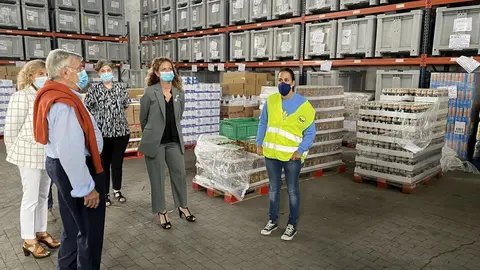 La delegada del Gobierno visita el almac&eacute;n del Banco de Alimentos en Tanos