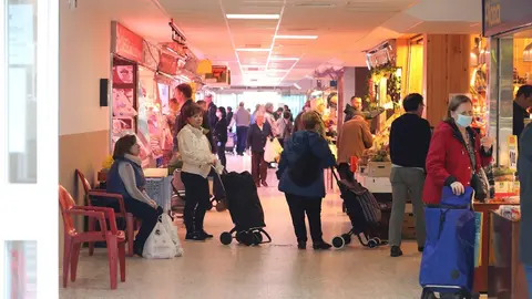 Gran afluencia de personas en un mercado de Moratalaz durante la Semana Santa en la que es ya la cuarta semana de confinamiento por la crisis del coronavirus en Espa&ntilde;a.  