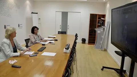 Marina Lomb&oacute; y Eva  Bartolom&eacute; durante la Comisi&oacute;n de la Sectorial de Turismo