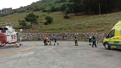 Traslado de la anciana de la ambulancia al helic&oacute;ptero