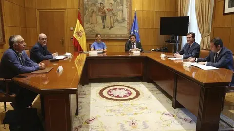 La ministra de Trabajo y Econom&iacute;a Social, Yolanda D&iacute;az, junto con el ministro de Inclusi&oacute;n, Seguridad Social y Migraciones, Jos&eacute; Luis Escriv&aacute;, y los agentes sociales