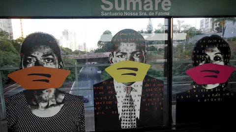 Mascaraillas pintadas sobre figuras en un mural de Sao Paulo