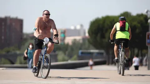Varias personas hacen ejercicio en un parque de Madrid despu&eacute;s de que la Agencia Estatal de Meteorolog&iacute;a (Aemet) activara ayer lunes la primera alerta amarilla por calor de este a&ntilde;o en la Comunidad de Madrid, y cuando hoy est&aacute; previsto que se alcancen los