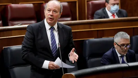 El ministro de Justicia, Juan Carlos Campo, responde a una pregunta durante la primera sesi&oacute;n de control al Gobierno en el Congreso de los Diputados tras el estado de alarma, en Madrid (Espa&ntilde;a), a 24 de junio de 2020. El Congreso da esta semana un paso m&aacute;