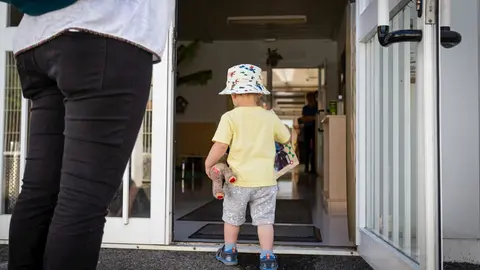 Un ni&ntilde;o peque&ntilde;o entra por la puerta hacia el interior de las instalaciones de una guarder&iacute;a de Vitoria-Gasteiz, donde desde el pasado 8 de junio el Gobierno de Euskadi permiti&oacute; la apertura de guarder&iacute;as y haurreskolas para ni&ntilde;os y ni&ntilde;as de 0 a 3 a&ntilde;os, en 