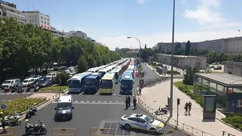 Marcha de autobuses discrecionales y escolares concluye ante la sede el Ministerio de Transportes