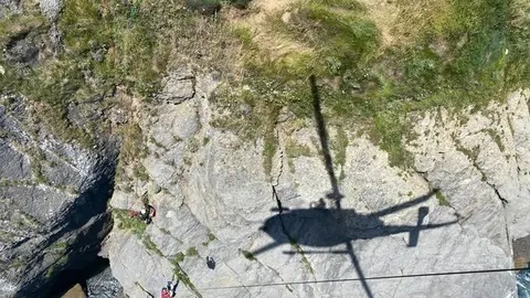 Helic&oacute;ptero del Gobierno en acantilados de Cotolino