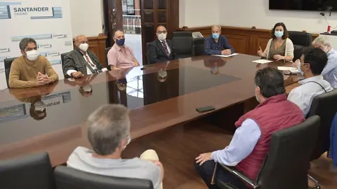 Reuni&oacute;n con comerciantes ambulantes de Santander