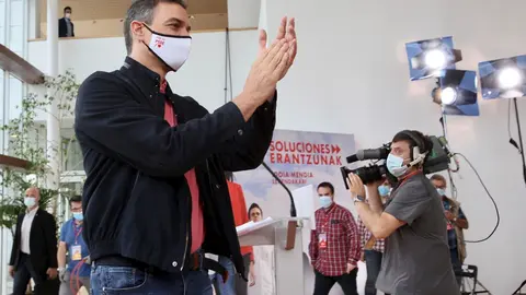 El presidente del Gobierno, Pedro S&aacute;nchez, a su llegada a un acto electoral para apoyar a la candidata socialista a lehendakari de los comicios vascos del 12 de julio, Idoia Mendia, en el Palacio de Miramar, en San Sebasti&aacute;n, Guip&uacute;zcoa, Pa&iacute;s Vasco.